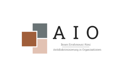 Das Logo von AIO zeigt drei Quadrate in grau, beige und braun und den Schriftzug AIO rechts daneben.