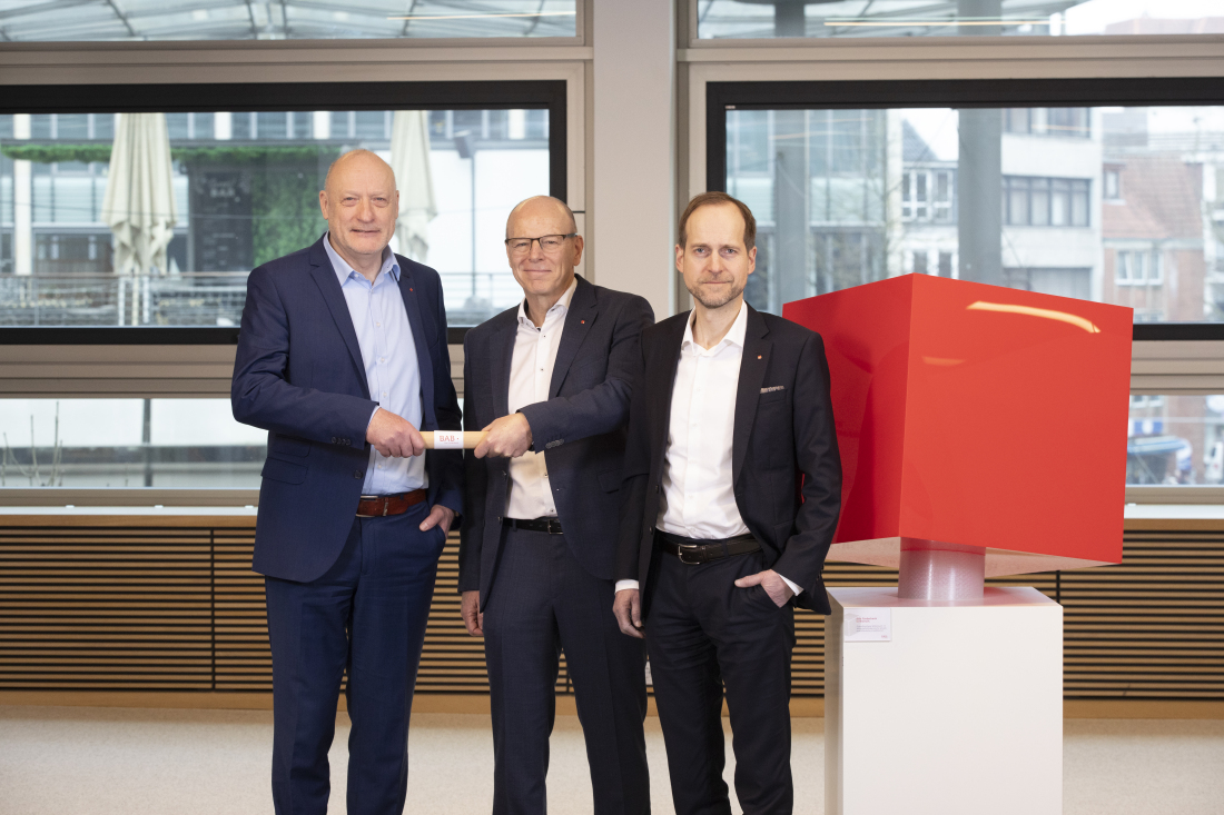 Michael Lücken übergibt den Staffelstab an den neuen Geschäftsführer Torsten Fischer, daneben Ralf Stapp