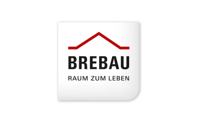 Das Logo der Brebau zeigt ein rotes Dach mit folgendem Schriftzügen darunter: Brebau. Raum zum Leben.