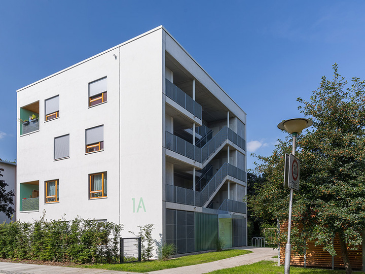 Ein weißes Mehrparteienhaus von außen in der Bremer Neustadt