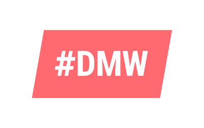 Das Logo der Digital Media Women zeigt den Schriftzug #DMW auf lachsfarbenem leicht angeschräktem Hintergrund.
