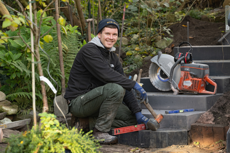 Felix Arend baut eine Treppe in einem Garten