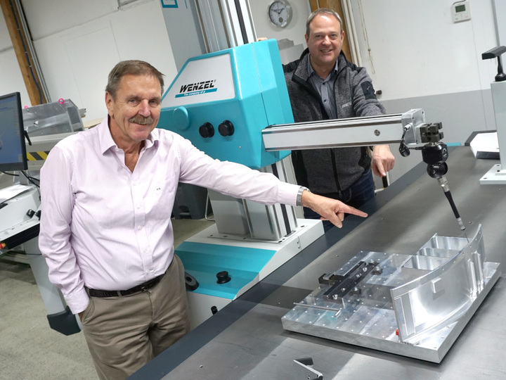 Peter Eickworth und André Kuhn vor ihrer 3D-Messmaschine 