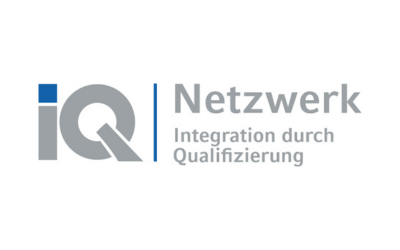 IQ steht in grauer Schrift mit einem blauen Punkt auf dem i. Rechts daneben steht neben einem grauen Balken: Netzwerk Integration durch Qualifizierung.