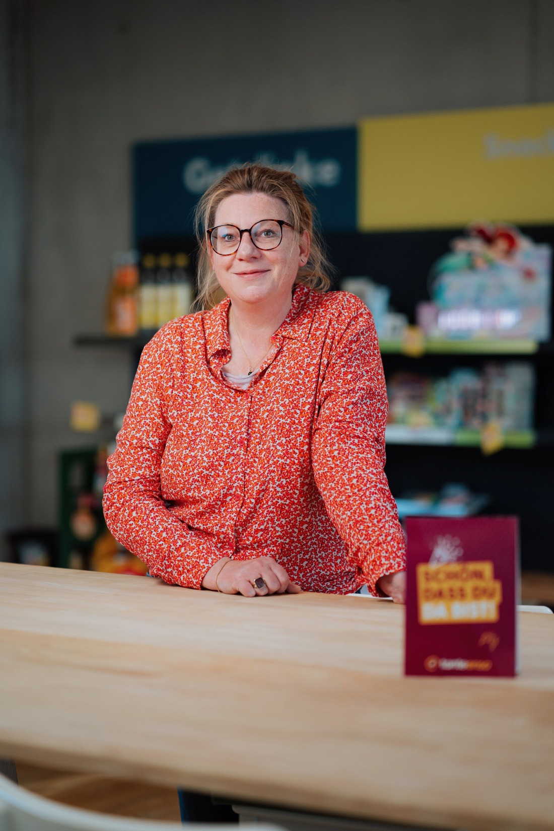 Jessica Renziehausen steht an einer Theke. Hinter ihr sieht man Tante-Enso-Artikel