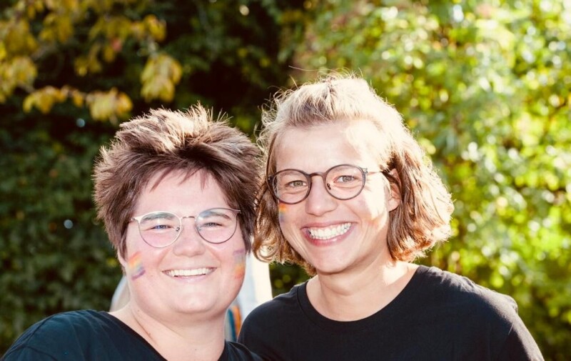 Judith und Hannah Burgmeier mit Regenbogenflaggen auf den Wangen gemalt