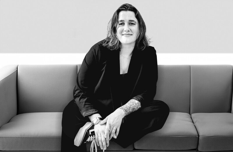 Mia Böhk sitzt auf der Couch im Interview