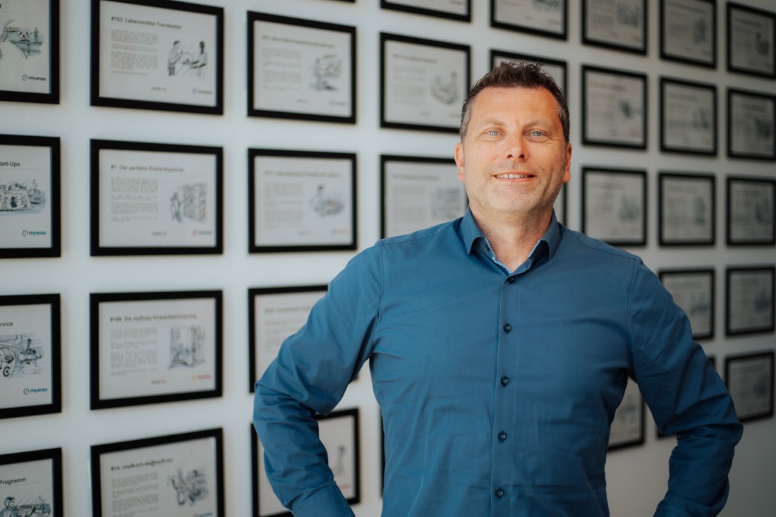 Norbert Hegmann steht vor der Zitatwand im Büro von Tante Enso