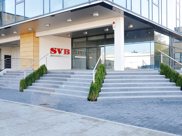 Der Eingang des Ladengeschäfts vom SVB Spezialversand in der Bremer Airport-Stadt 