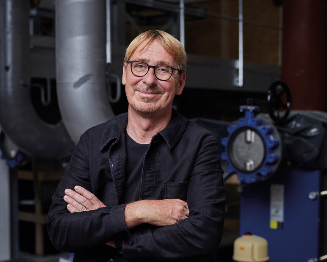 Geschäftsführer der STADT.ENERGIE.SPEICHER GmbH Dr. Klaus Meier steht vor einer Maschine.