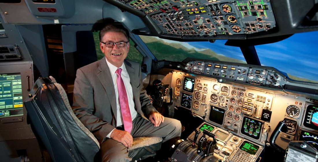 Ein Mann sitzt in einem Cockpit