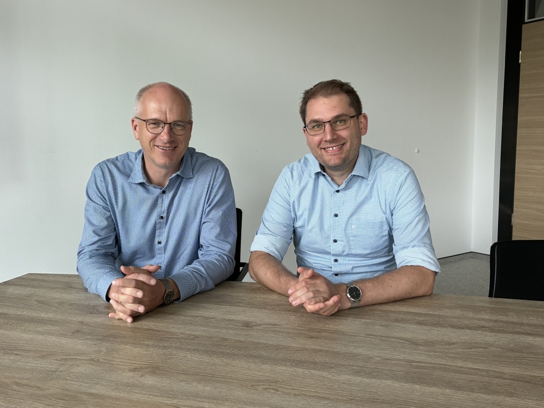 Ansgar Wilhelm (links) und Villads Schultz (rechts) lächeln in die Kamera.