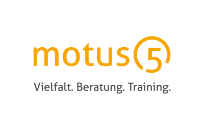 Schriftzug motus5 in orange. Um die 5 zieht sich ein oranger Halbkreis