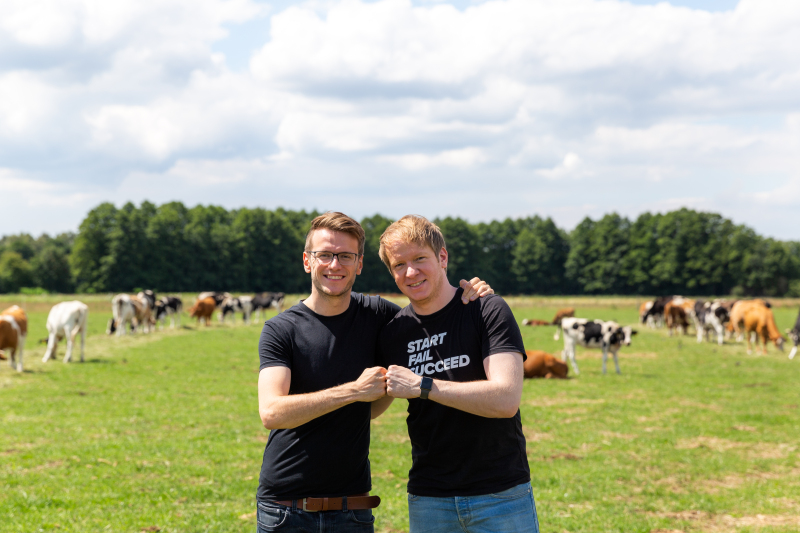 Moritz und Carl Armbrust auf dem Feld