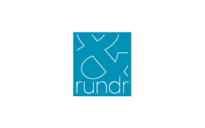 Das Logo von r&r ist ein großer türkisfarbener Kasten, das ein übermäßig großes &-Zeichen beinhaltet. Ganz unten steht in weißer Schrift der Name.