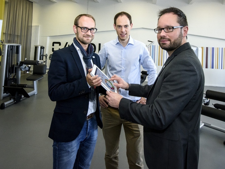 Fabian Stichnoth, Lennart Strodthoff und Dr. Tobias Rechker testen die Software my opinion