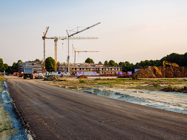 Eine Baustelle mit Mehrparteienhäusern und Kräne