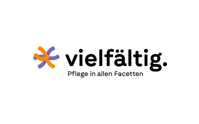 Das Logo von vielfältig. zeigt den Namen neben orangfarbenen und lila Farbsträngen, die übereinander liegen. Darunter steht: Pflege in allen Facetten.