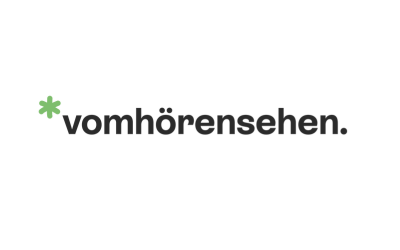 Das Logo von vomhörensehen zeigt den Namen in schwarzer Schrift mit einem grünen Sternchen am Anfang.